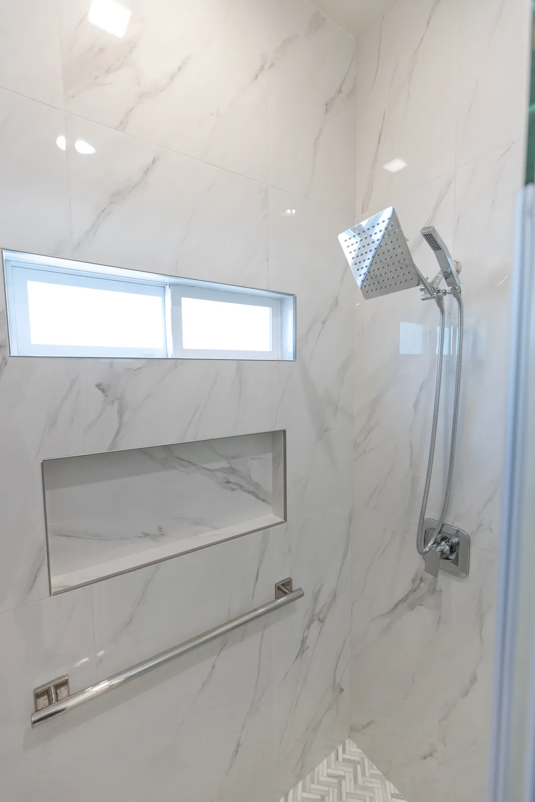 Marble shower detail with bench and niche
